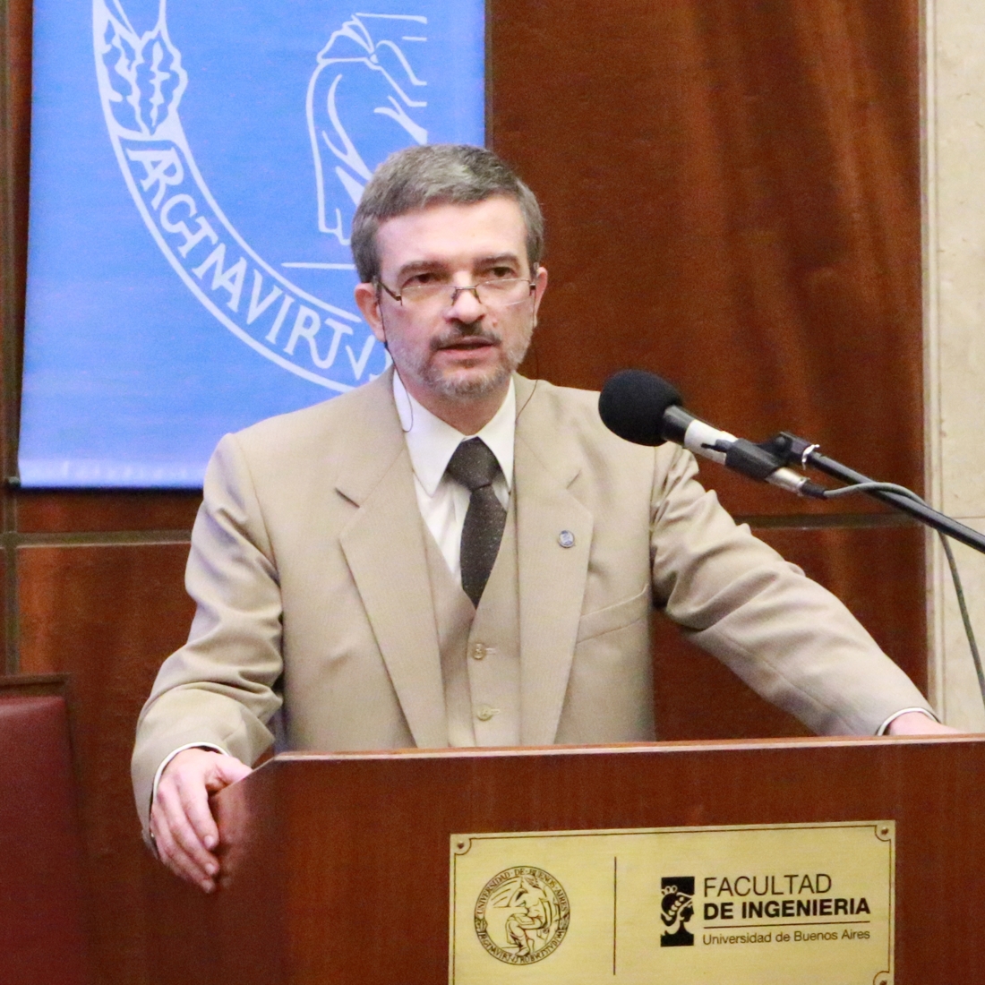 Ricardo Veiga giving a speech at the Universidad de Buenos Aires.